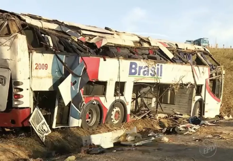 Ônibus que caiu em ribanceira fazia transporte clandestino e CNH de motorista estava vencida