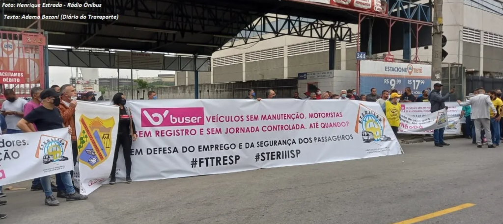 Sindicatos de rodoviários fazem manifestação contra a Buser na zona Norte de São Paulo