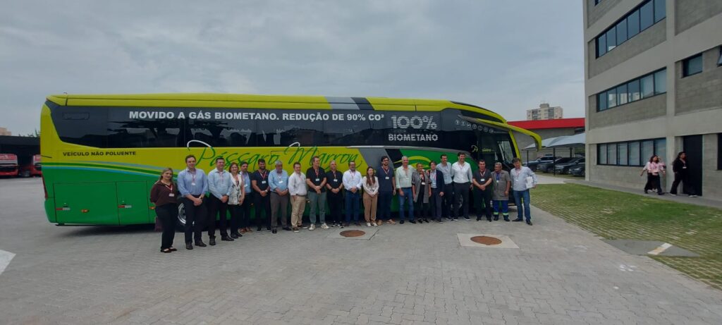 Pássaro Marron apresenta ônibus a biometano durante visita às novas instalações