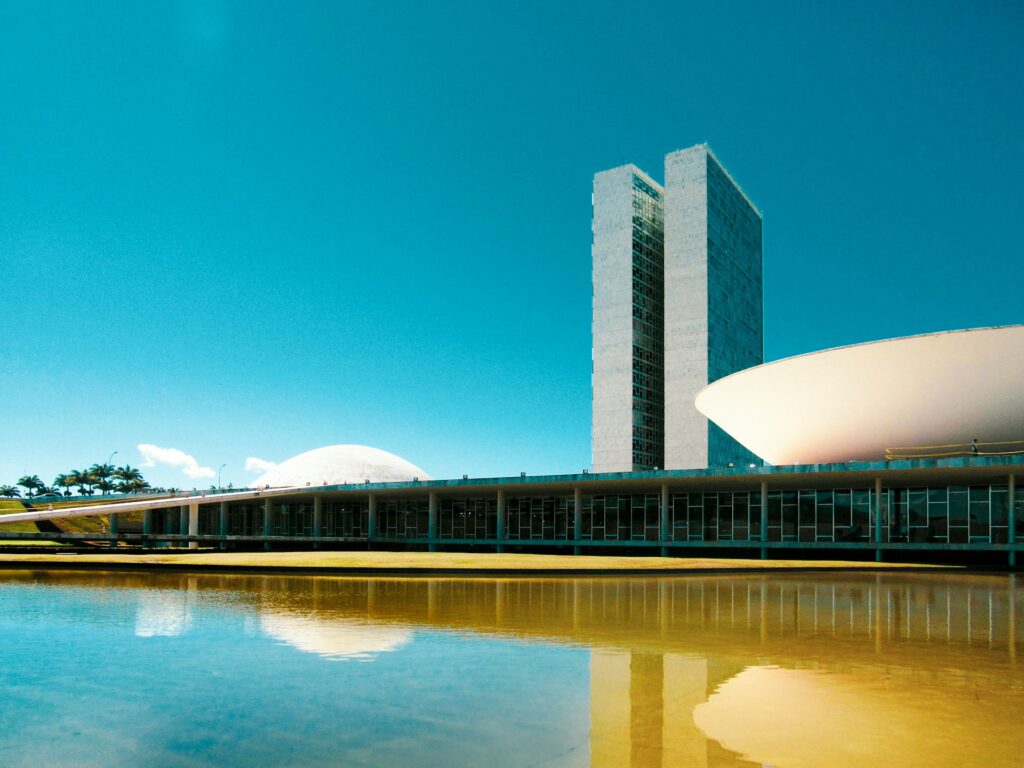 Praça dos Três Poderes Congresso Nacional -  Brasilia (DF)

Foto de <a href="https://unsplash.com/pt-br/@ramonbucard?utm_source=unsplash&utm_medium=referral&utm_content=creditCopyText">Ramon Buçard</a> na <a href="https://unsplash.com/pt-br/fotografias/edificio-de-concreto-branco-perto-do-corpo-de-agua-durante-o-dia-qL4tAM6uLvc?utm_source=unsplash&utm_medium=referral&utm_content=creditCopyText">Unsplash</a>
      